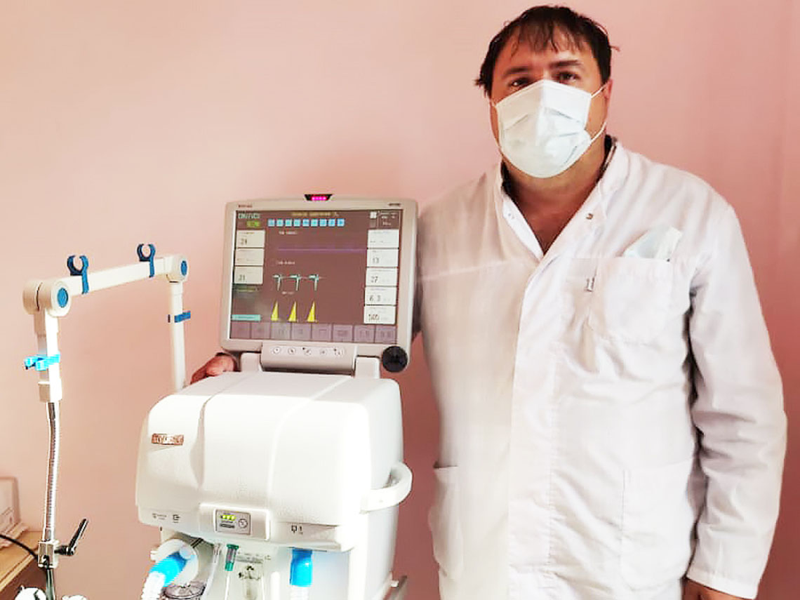Врач реаниматолог Сергей Кузнецов осваивает новый аппарат ИВЛ